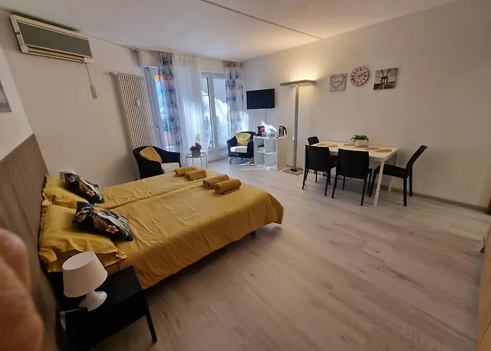 Sea, Pool, Private Appartement Bissone